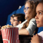 enfants en train de regarder un film au cinema