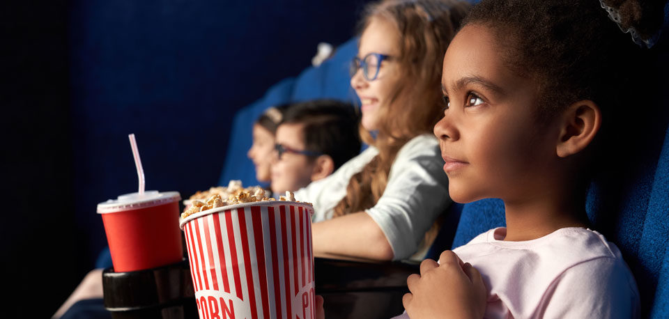 enfants en train de regarder un film au cinema