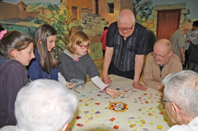 Seniors et enfants jouants à un jeu de société