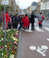 enfants traversant une rue