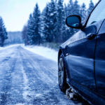 voiture qui roule sur route enneigée