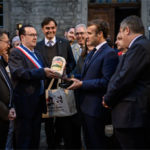 Le président de la république Emmanuel Macron et le maire de Montbrison Christophe Bazile devant la mairie