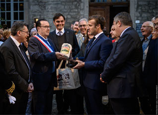 Le président de la république Emmanuel Macron et le maire de Montbrison Christophe Bazile devant la mairie