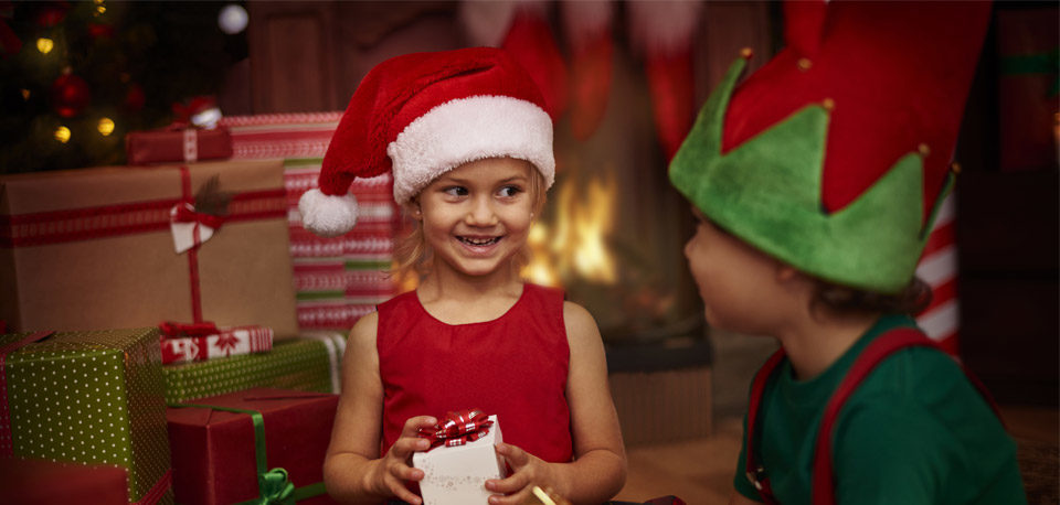 photo fillette déguisée en mère noël